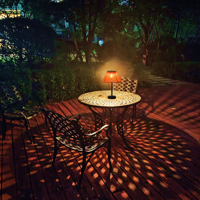 Tradisjonell Landsbyhus Vanntett Solcellelader Veving Gummi Rattan Jern Konisk LED Utendørs Bordlampe For Hage | Skanto