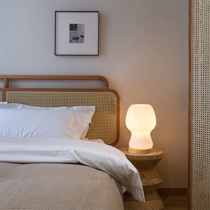 Skanto | GlowBeam – Bøyd Glass Bordlampe med Treakcent