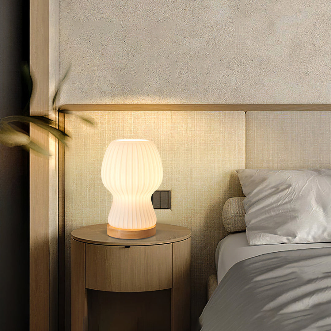 Skanto | GlowBeam – Bøyd Glass Bordlampe med Treakcent