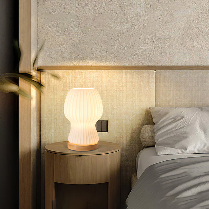 Skanto | GlowBeam – Bøyd Glass Bordlampe med Treakcent
