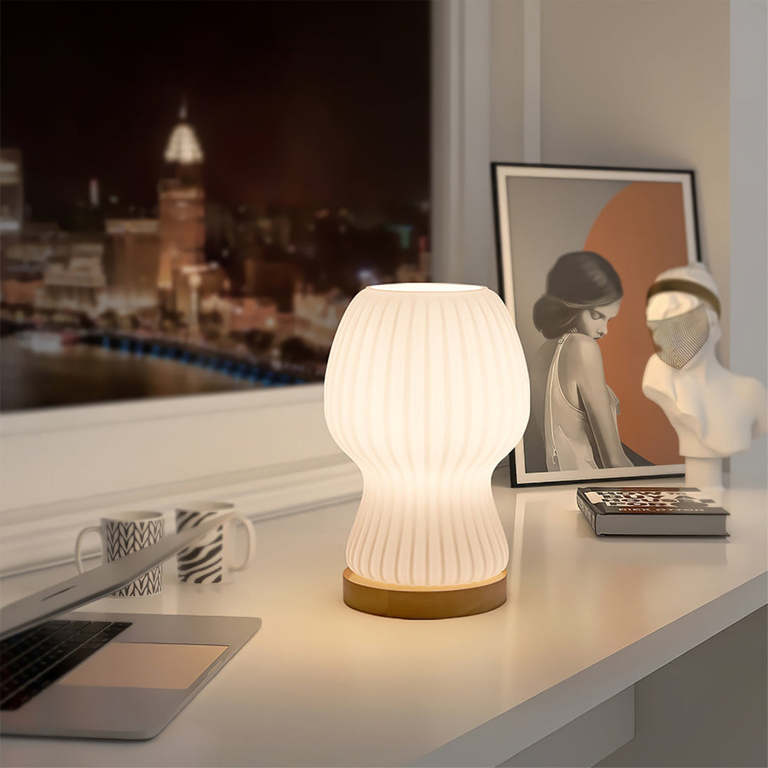 Skanto | GlowBeam – Bøyd Glass Bordlampe med Treakcent