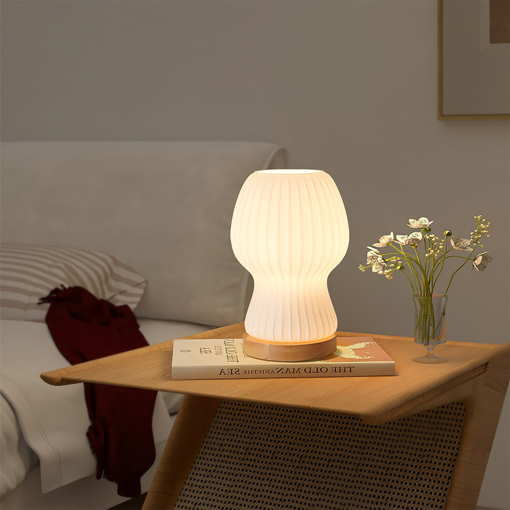 Skanto | GlowBeam – Bøyd Glass Bordlampe med Treakcent