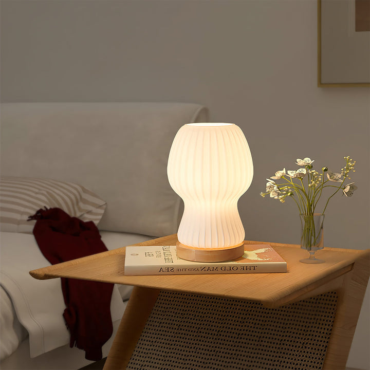 Skanto | GlowBeam – Bøyd Glass Bordlampe med Treakcent