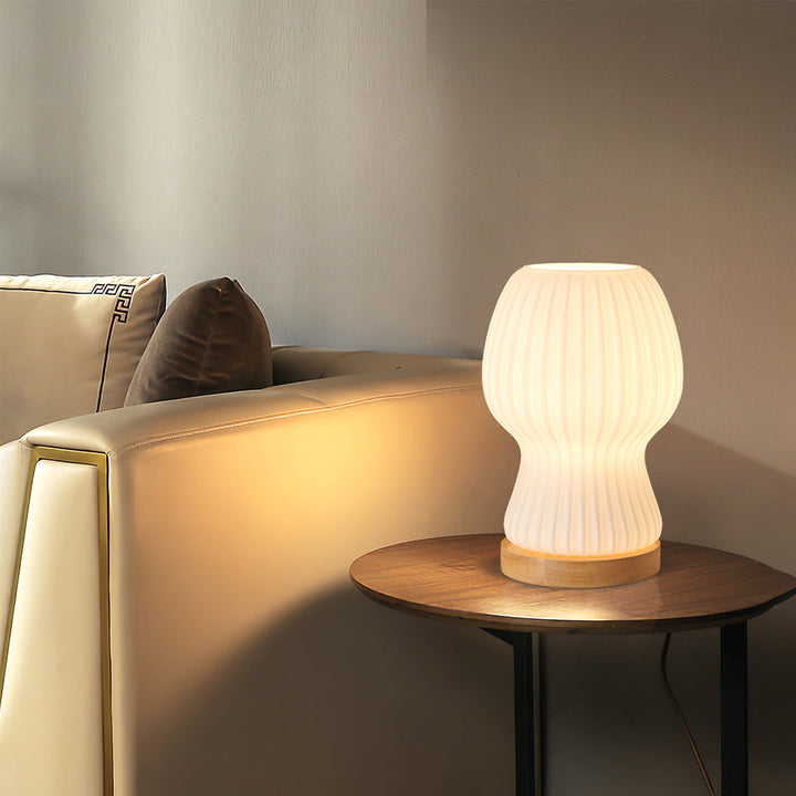 Skanto | GlowBeam – Bøyd Glass Bordlampe med Treakcent