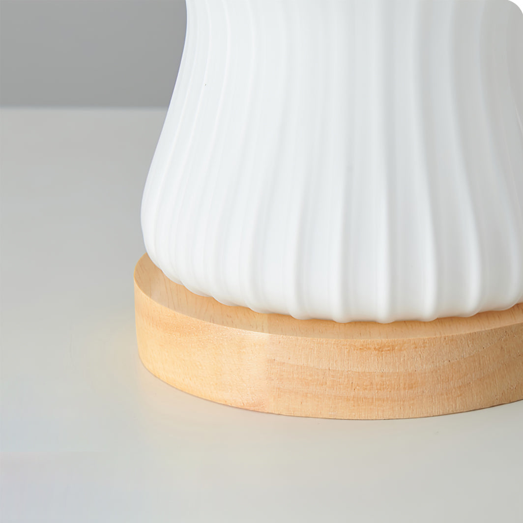 Skanto | GlowBeam – Bøyd Glass Bordlampe med Treakcent