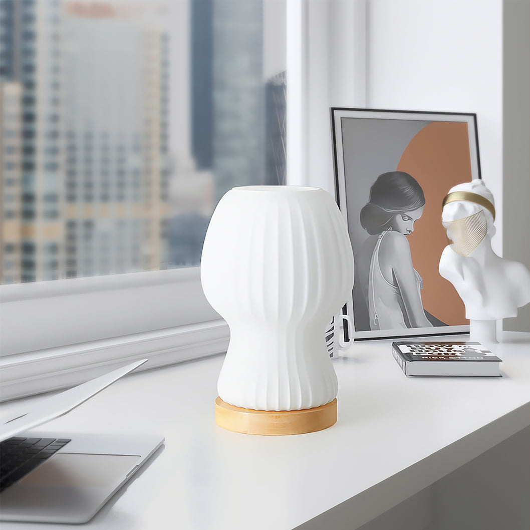 Skanto | GlowBeam – Bøyd Glass Bordlampe med Treakcent