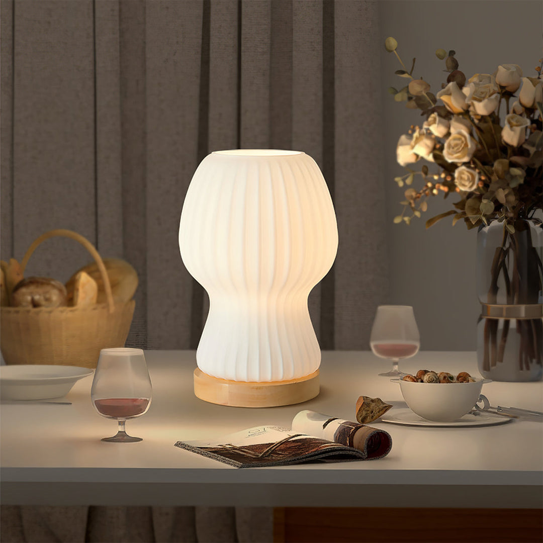 Skanto | GlowBeam – Bøyd Glass Bordlampe med Treakcent