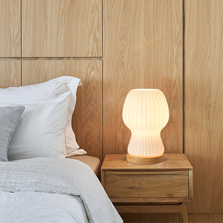 Skanto | GlowBeam – Bøyd Glass Bordlampe med Treakcent