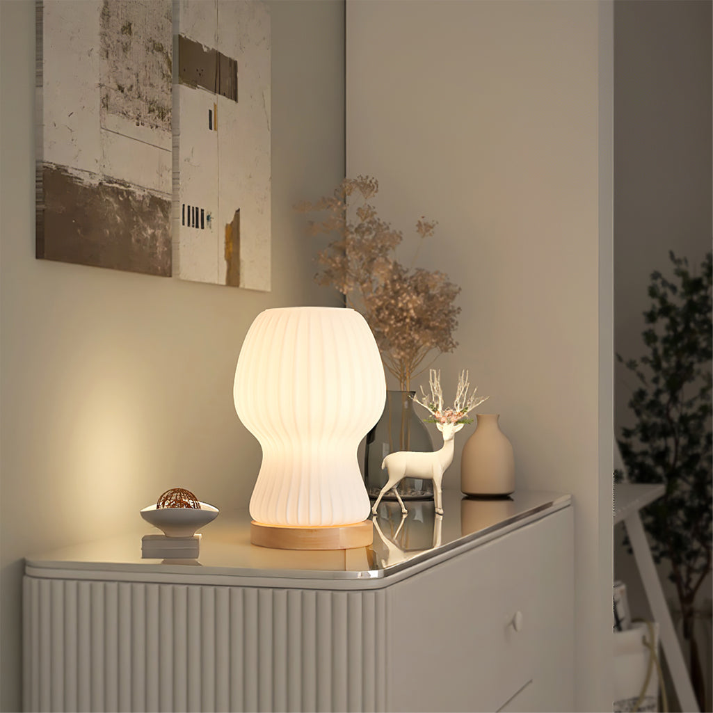 Skanto | GlowBeam – Bøyd Glass Bordlampe med Treakcent