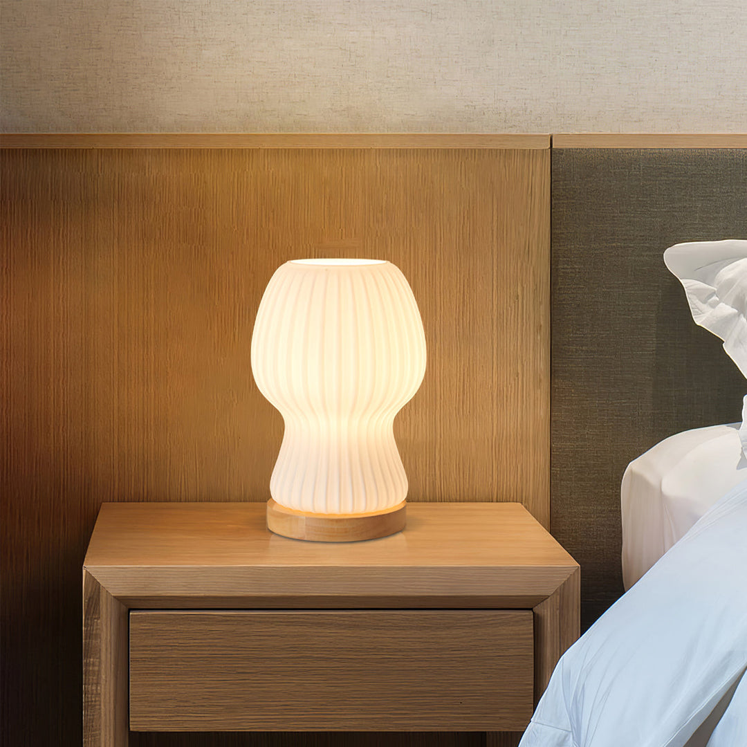 Skanto | GlowBeam – Bøyd Glass Bordlampe med Treakcent