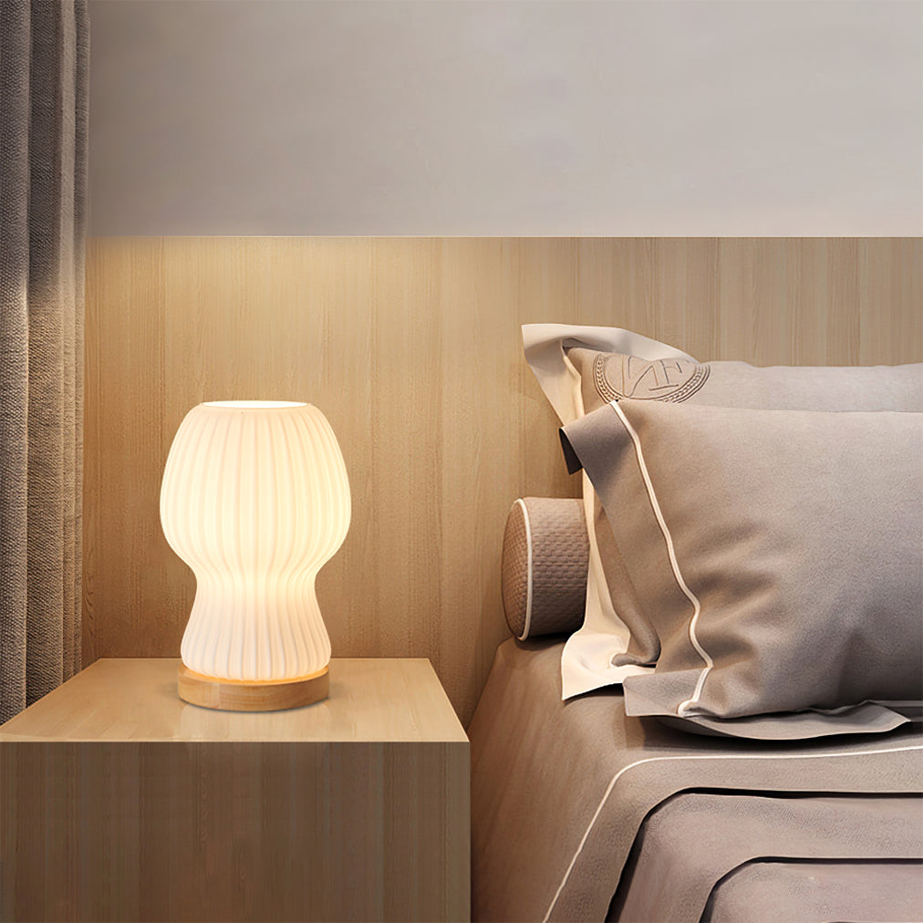 Skanto | GlowBeam – Bøyd Glass Bordlampe med Treakcent