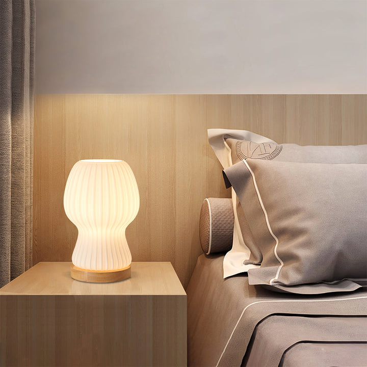 Skanto | GlowBeam – Bøyd Glass Bordlampe med Treakcent
