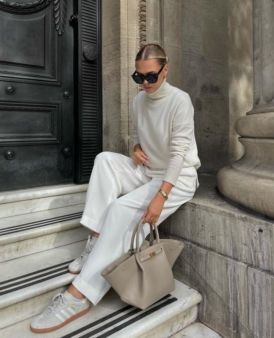 Skanto | Tassa Luksuriøs Overdimensjonert Skulderveske med Gullspenne – Elegant Minimalistisk Tote for Kvinner