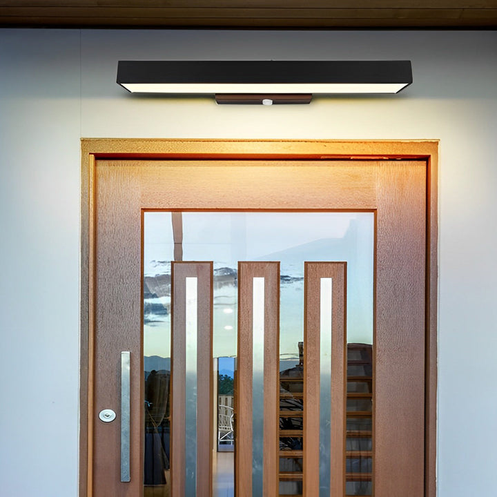 Moderne LED-vegglampe med bevegelsessensor og svart hus