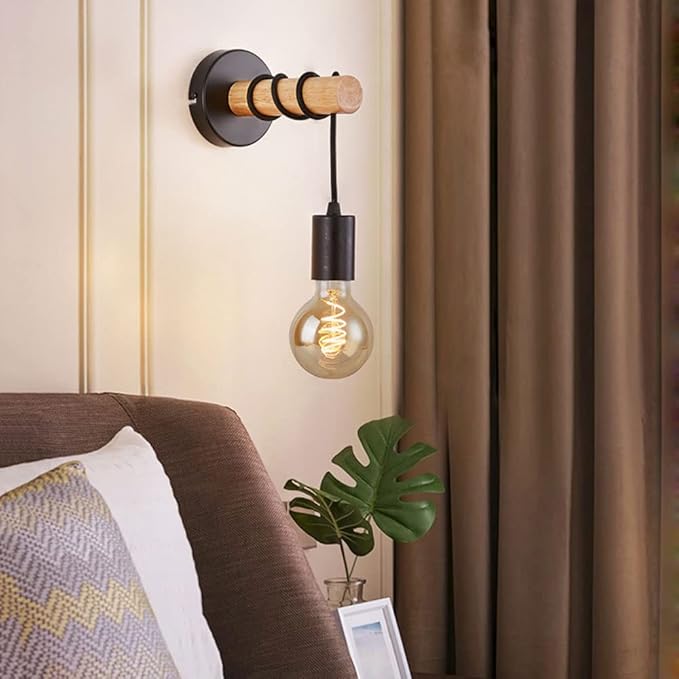 Svart industriell vegglampe med trebase | Skanto