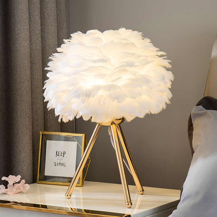 Skanto | Blossom Bordlampe – Elegant Fjærdesign med Dimbar Lys