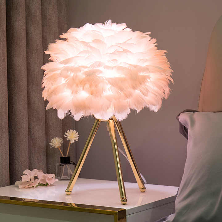 Skanto | Blossom Bordlampe – Elegant Fjærdesign med Dimbar Lys