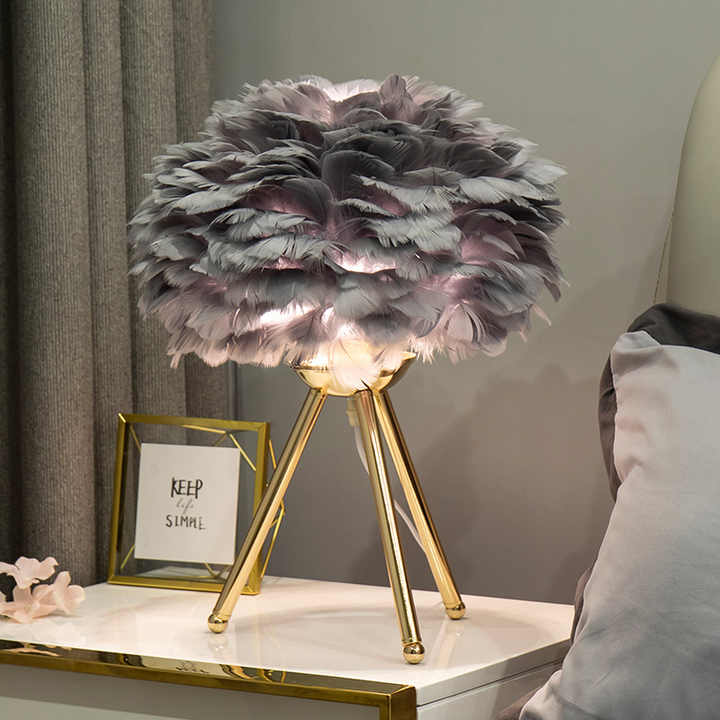 Skanto | Blossom Bordlampe – Elegant Fjærdesign med Dimbar Lys