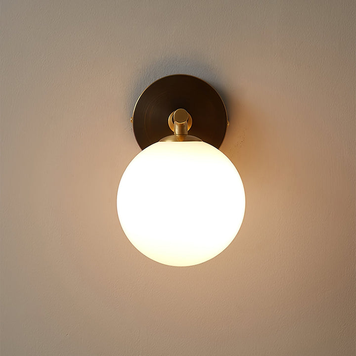 Skanto | GlobalGlow – Gullvegglampe med global inspirasjon