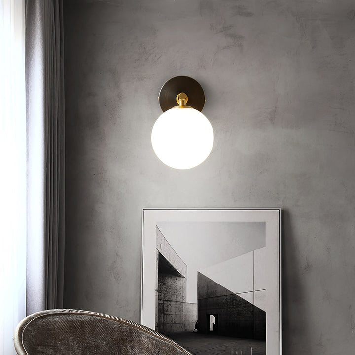 Skanto | GlobalGlow – Gullvegglampe med global inspirasjon