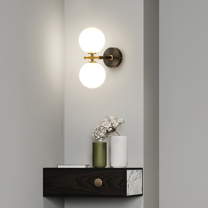 Skanto | GlobalGlow – Gullvegglampe med global inspirasjon