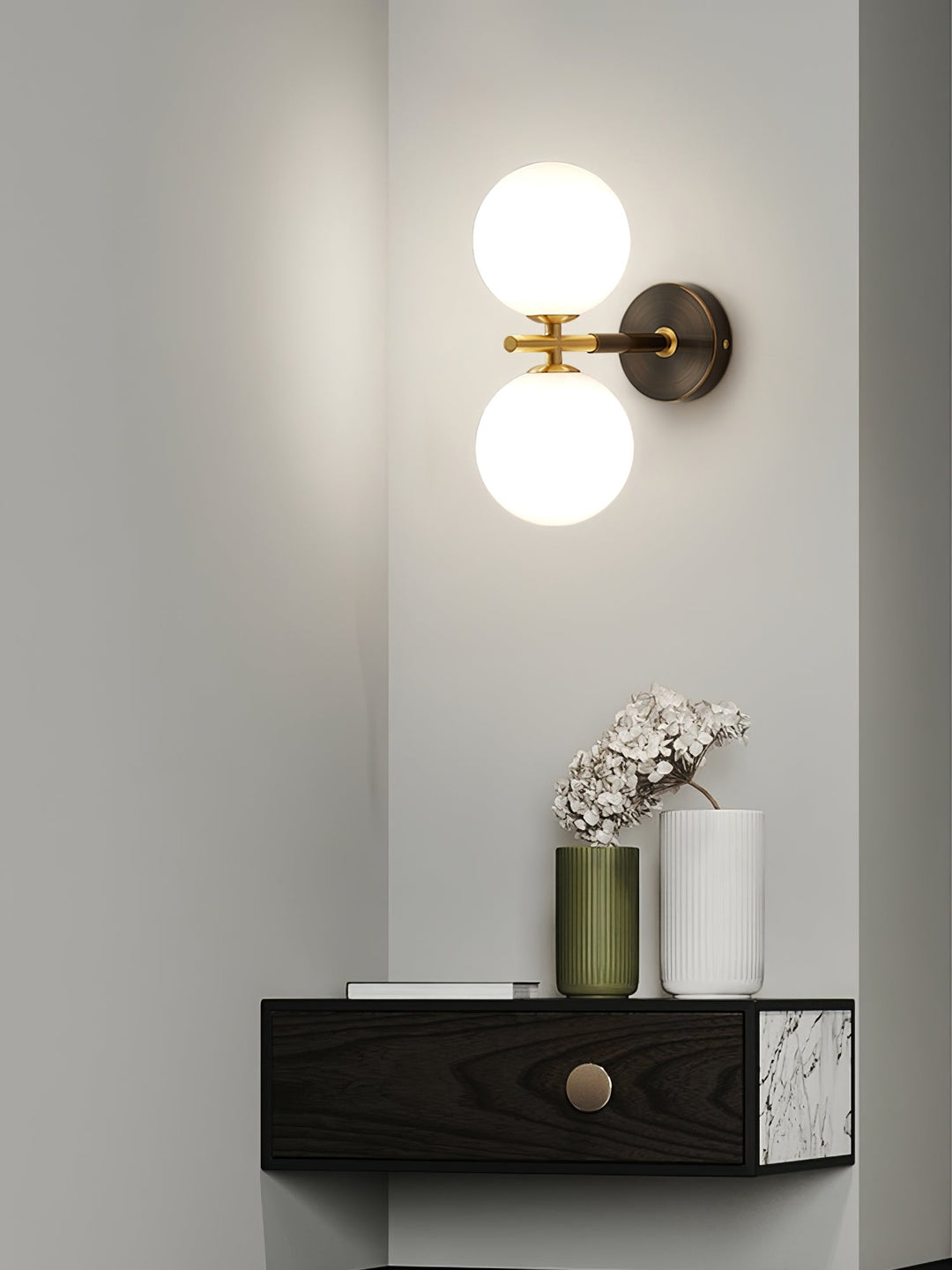 Skanto | GlobalGlow – Gullvegglampe med global inspirasjon