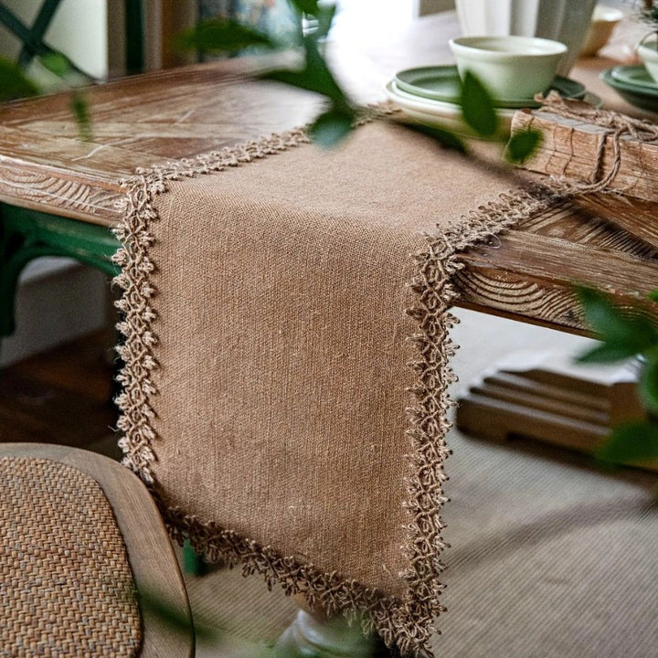 Tischläufer im Boho-Stil mit Jute-Charme