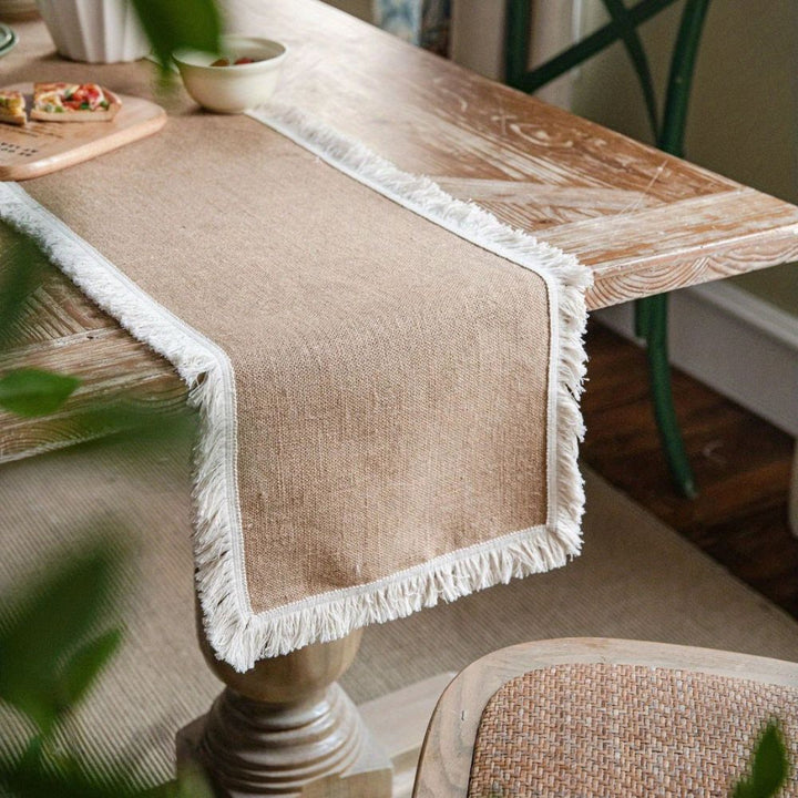 Tischläufer im Boho-Stil mit Jute-Charme