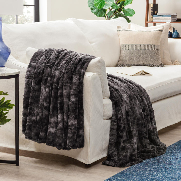 Skanto | Dobbeltsidig oversized ulv faux fur kastepledd