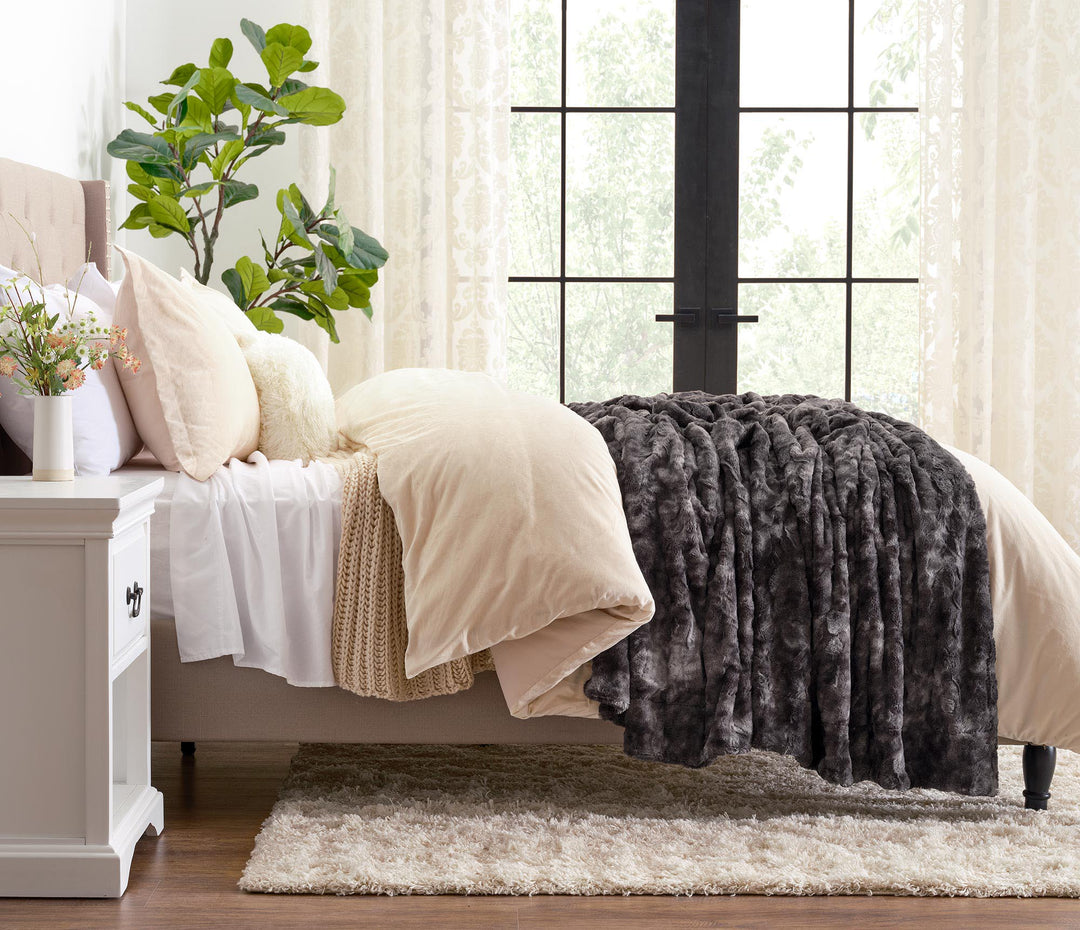 Skanto | Dobbeltsidig oversized ulv faux fur kastepledd