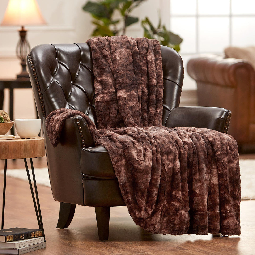 Skanto | Dobbeltsidig oversized ulv faux fur kastepledd
