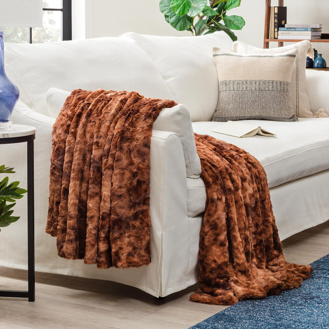 Skanto | Dobbeltsidig oversized ulv faux fur kastepledd