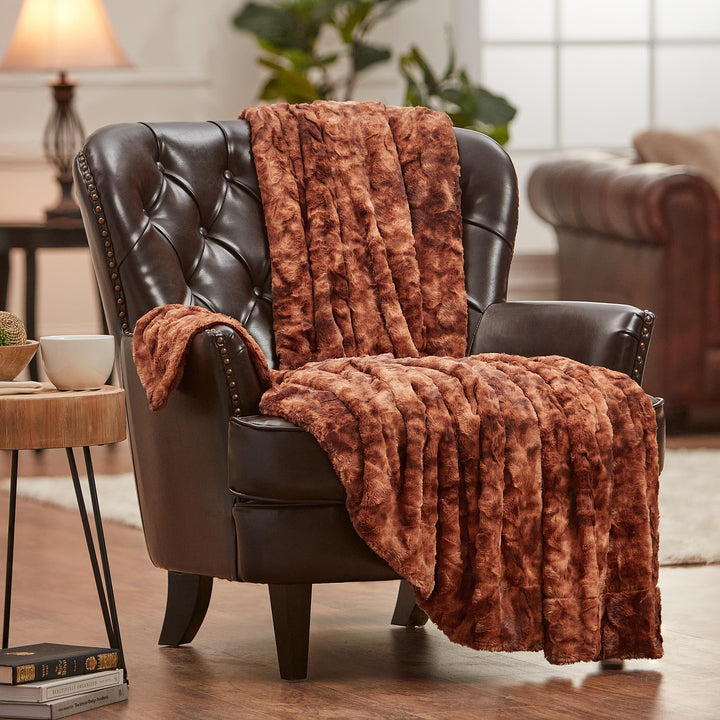 Skanto | Dobbeltsidig oversized ulv faux fur kastepledd
