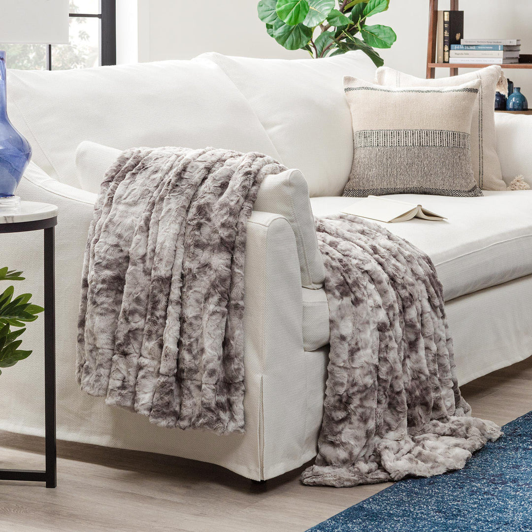 Skanto | Dobbeltsidig oversized ulv faux fur kastepledd