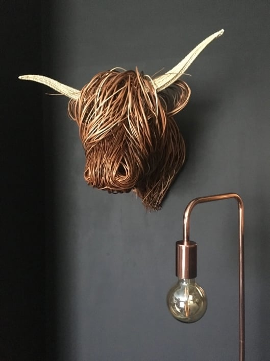 Elegante Kuh-Wandskulptur i Landhausstil
