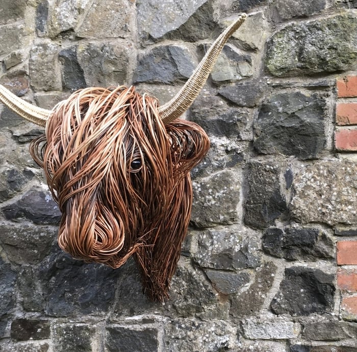 Elegante Kuh-Wandskulptur i Landhausstil