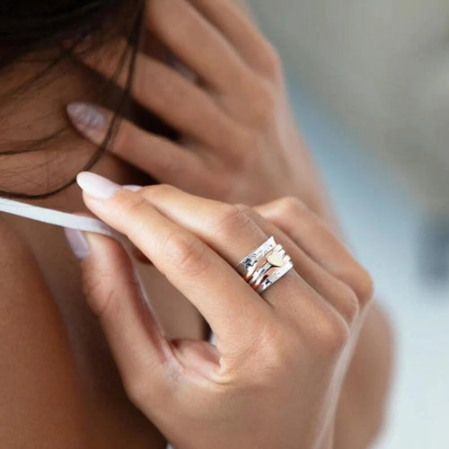 Skanto | Rotating Heart Ring - Amara