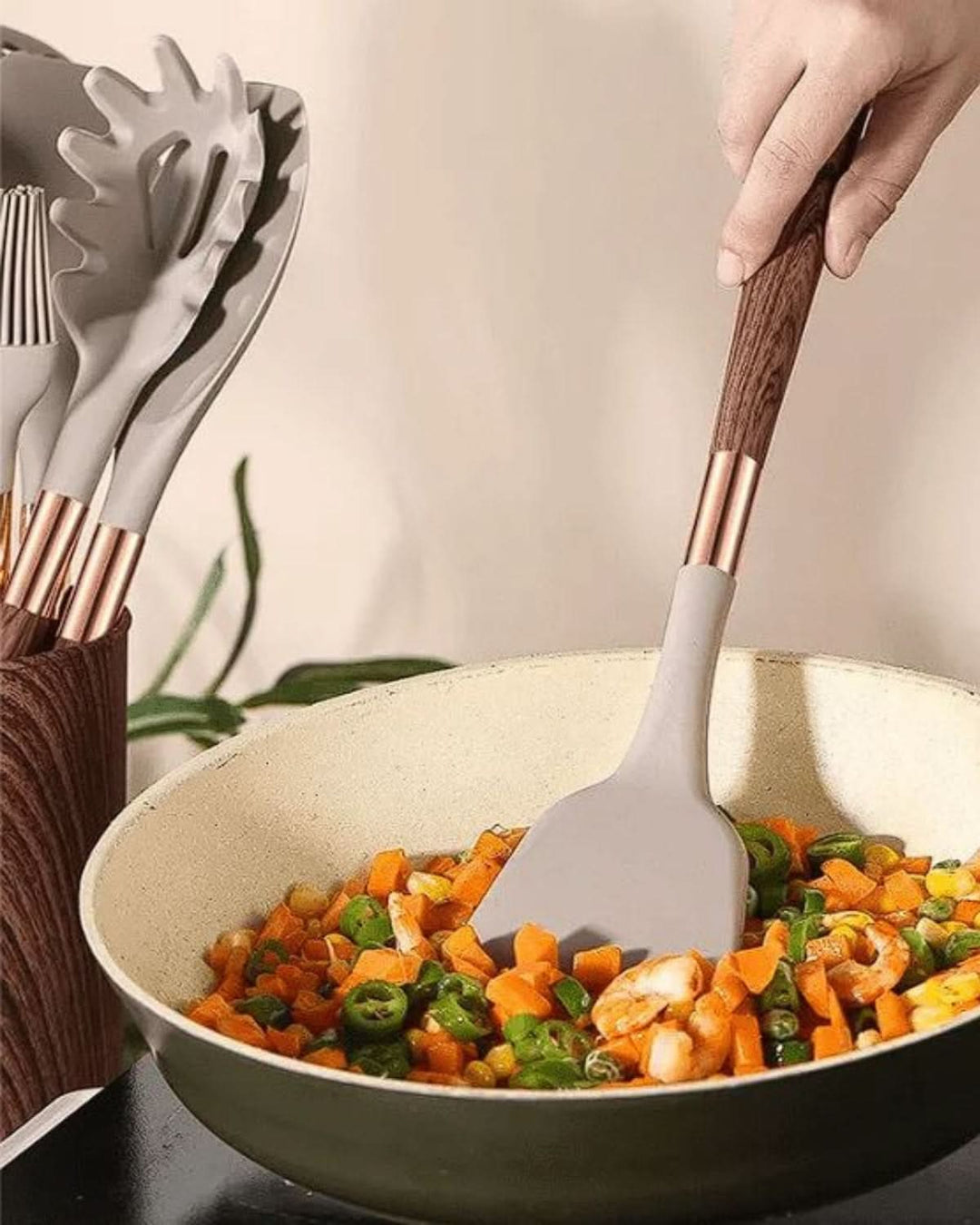Skanto | Elegant silikonutensilsett med håndtak i tredesign