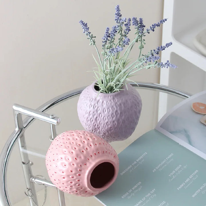 Keramisk vase i jordbærdesign, dekorativ blomsterkrukke for stue og kjøkken | Skanto