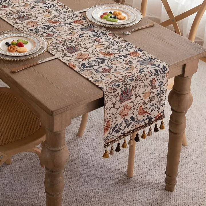 Skanto | Elegant dukløper med blomster- og fugledesign