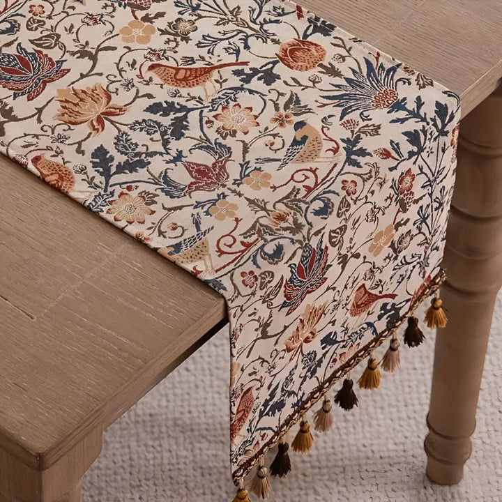 Skanto | Elegant dukløper med blomster- og fugledesign