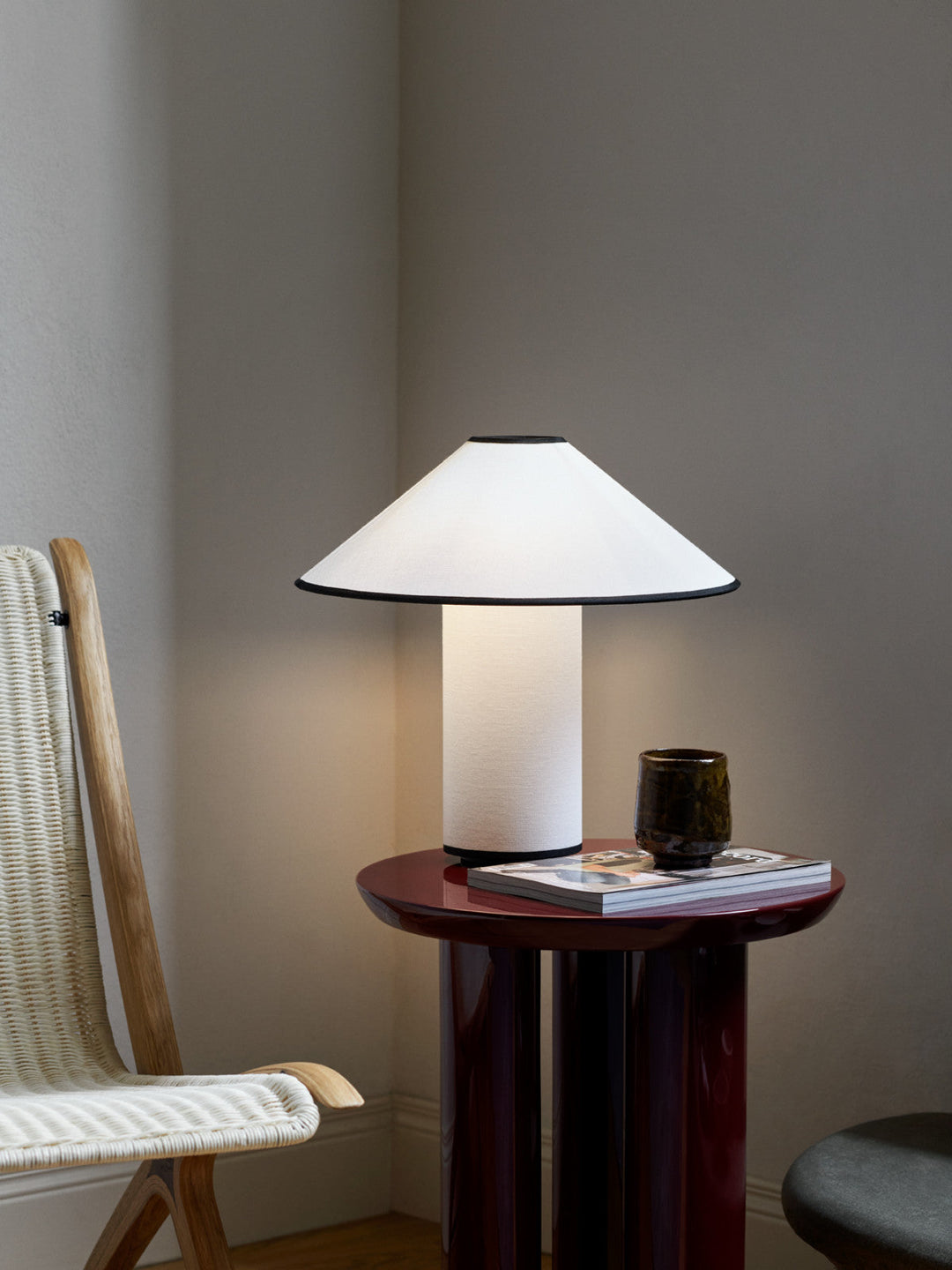 Bordlampe med tekstilskjerm – Lunara | Skanto
