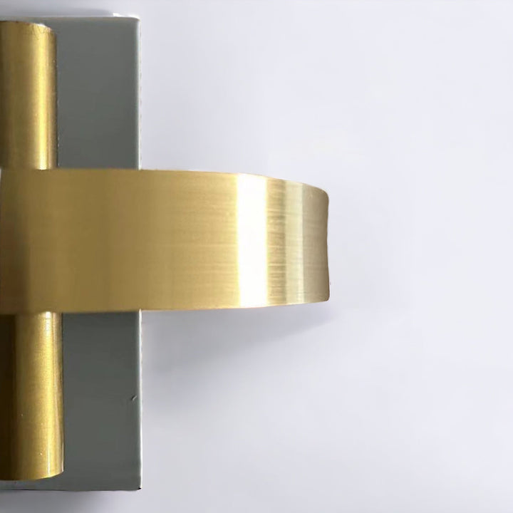 Skanto | GoldenGleam – Elegant Gullvegglampe med Varme Glød