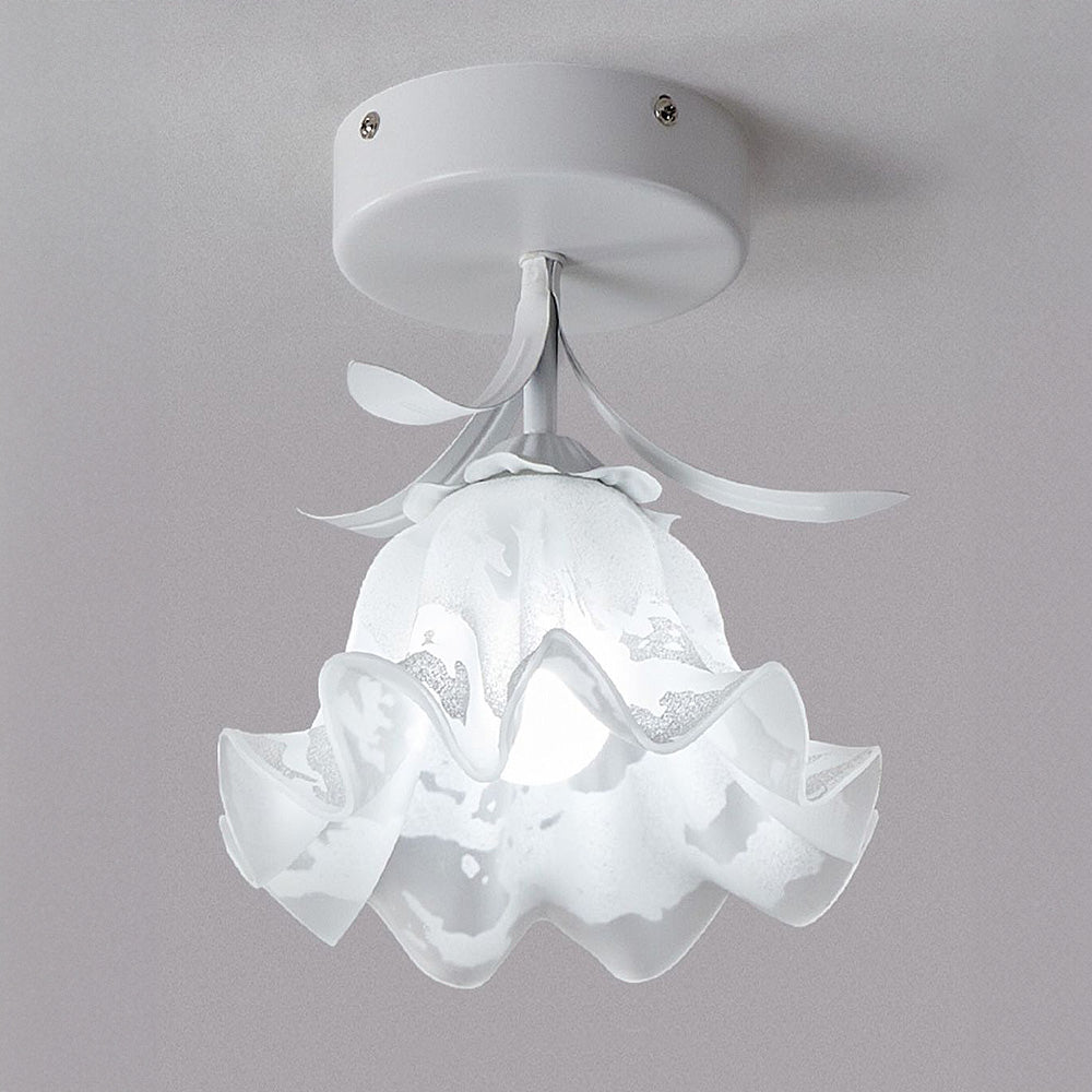 Skanto | Taklampe med blomstret glasskjermdesign