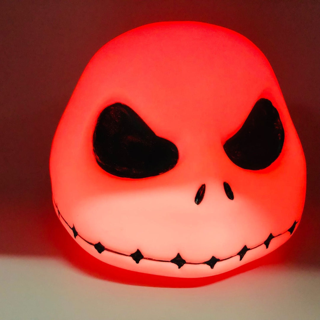 Skanto | Halloween Jack Skellington Nattlampe – Fargerik Anime Figur Lampe Ornament fra The Nightmare Before Christmas Festdekorasjon