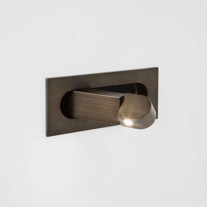 Verstellbare LED-Wandleseleuchte am Bett