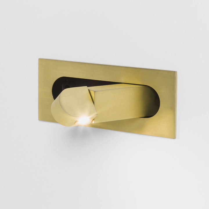 Verstellbare LED-Wandleseleuchte am Bett
