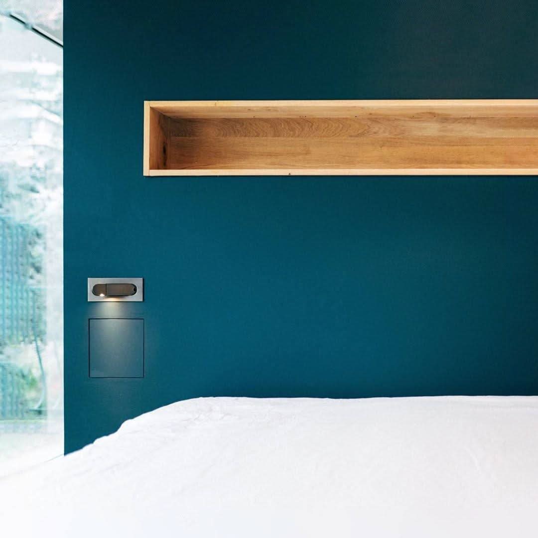 Verstellbare LED-Wandleseleuchte am Bett