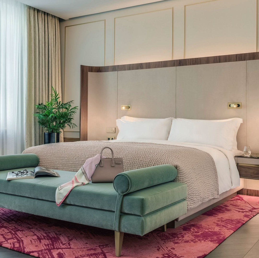 Verstellbare LED-Wandleseleuchte am Bett