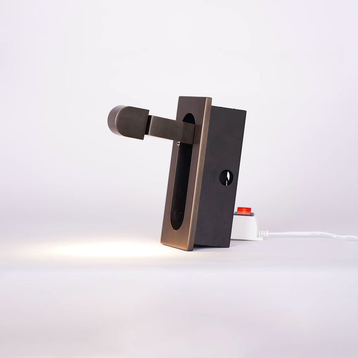 Verstellbare LED-Wandleseleuchte am Bett